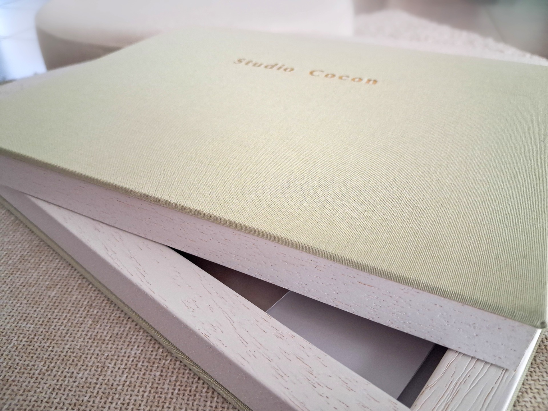 Handgebonden linnen fotobox met fine art prints