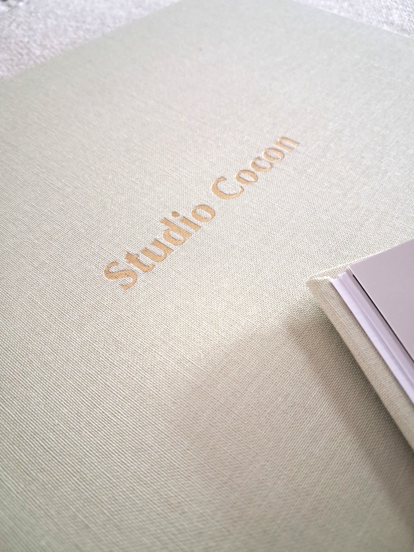 Fotoalbum met linnen textuur en goudfolie